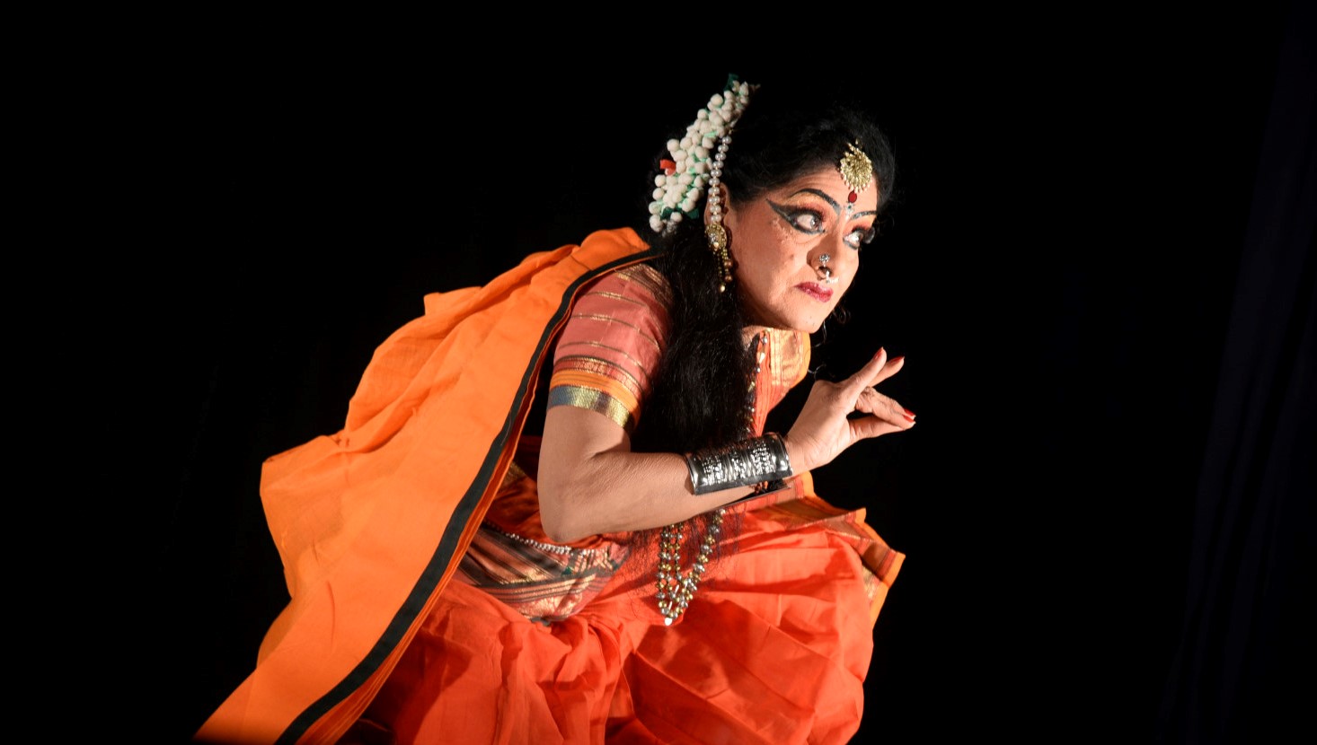 Indian Classical Dancer Malavika Sarrukkai performing a solo Bharat Natyam  Dance showing emotion of bhakti devotion India Stock Photo - Alamy