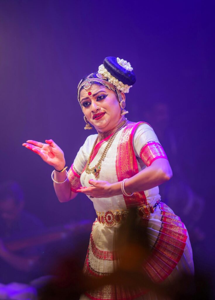 Kavya Deepak Holds Mohiniyattam to its Grammar at Saparya 4 mohiniyattam
