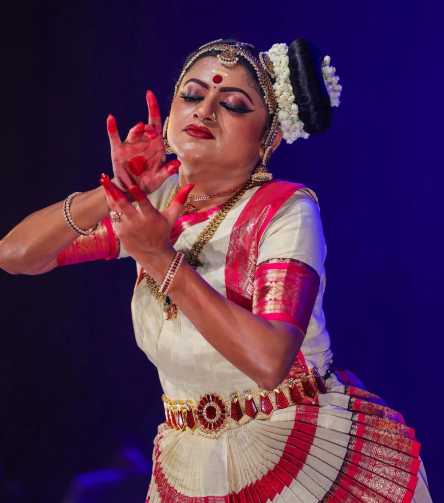 Kavya Deepak Holds Mohiniyattam to its Grammar at Saparya 3 1000480060
