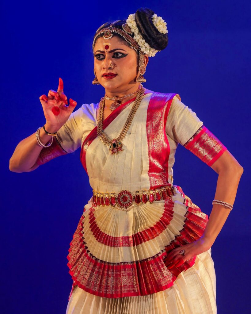 Kavya Deepak Holds Mohiniyattam to its Grammar at Saparya 1 1000480072